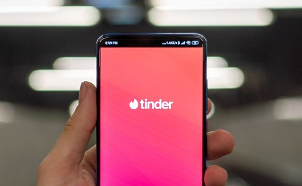 Không ngờ là những chuyện siêu nhiên giờ còn xảy ra cả trên ứng dụng hẹn hò. Ảnh minh họa: Mika Baumeister. Không ngờ là những chuyện siêu nhiên giờ còn xảy ra cả trên ứng dụng hẹn hò. Ảnh minh họa: Mika Baumeister.