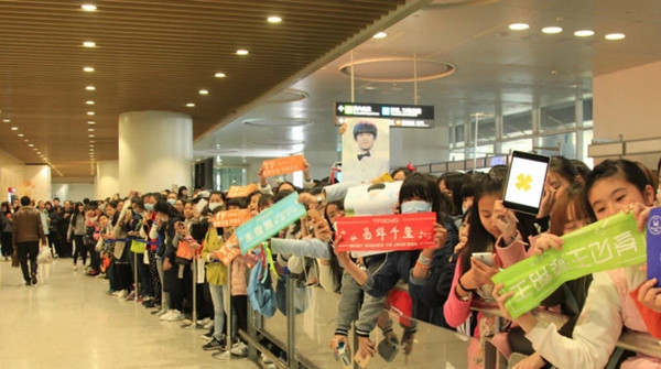 Các fan của TFBOYS chờ thần tượng ở một sân bay tại Trung Quốc. Ảnh: Weibo. Các fan của TFBOYS chờ thần tượng ở một sân bay tại Trung Quốc. Ảnh: Weibo.