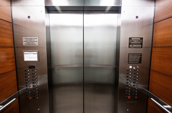 Mắc kẹt trong thang máy là điều khiến bất kỳ ai cũng sợ hãi. Ảnh minh họa: India Times.