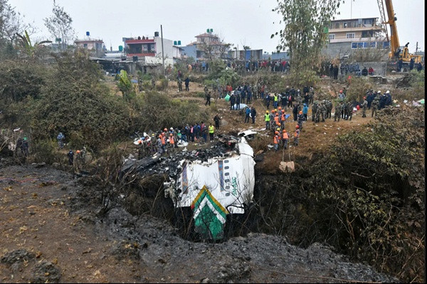 Đội cứu hộ đang làm việc ở hiện trường. Ảnh: AFP via Getty. Đội cứu hộ đang làm việc ở hiện trường. Ảnh: AFP via Getty.