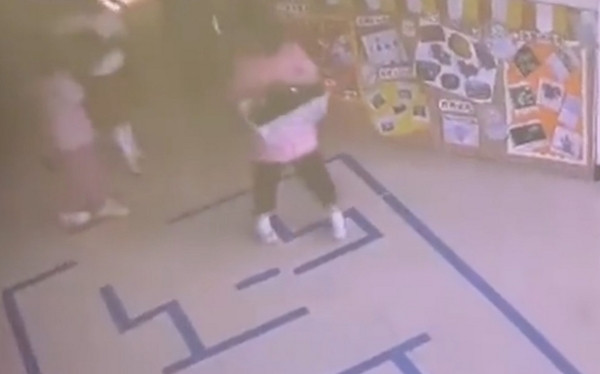 Bé gái kể rằng chỉ một mình bé phải dọn bát đĩa trong khi các bạn khác chơi. Ảnh: Weibo. Bé gái kể rằng chỉ một mình bé phải dọn bát đĩa trong khi các bạn khác chơi. Ảnh: Weibo.