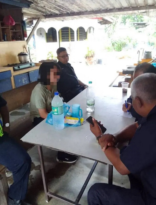 Cô gái được cảnh sát và các anh lính cứu hỏa động viên. Ảnh: Sở Cứu hỏa và Cứu hộ Malaysia. Cô gái được cảnh sát và các anh lính cứu hỏa động viên. Ảnh: Sở Cứu hỏa và Cứu hộ Malaysia.