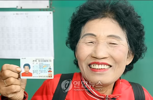 Cuối cùng bà Cha cũng có bằng lái xe ô tô. Ảnh: Yonhap. Cuối cùng bà Cha cũng có bằng lái xe ô tô. Ảnh: Yonhap.