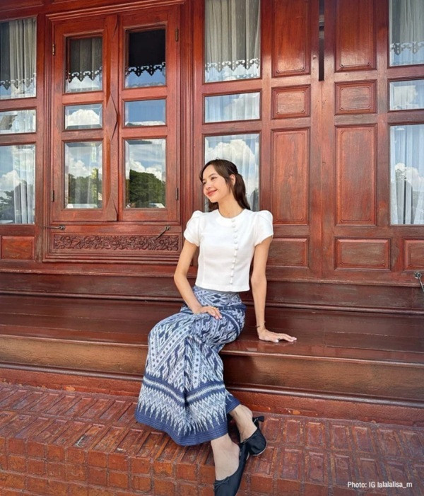 Lisa mặc váy truyền thống của Thái Lan. Ảnh: Instagram.