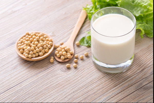 Việc chỉ uống sữa đậu nành không đường suốt cả ngày không phải là tốt cho tất cả mọi người. Ảnh minh họa: ddukang/ iStock/ GettyImages. Việc chỉ uống sữa đậu nành không đường suốt cả ngày không phải là tốt cho tất cả mọi người. Ảnh minh họa: ddukang/ iStock/ GettyImages.