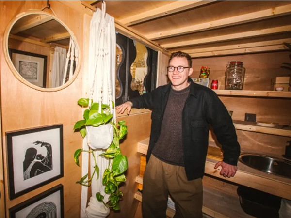 Anh Harrison trong nhà tự xây. Ảnh: Katie Edwards.