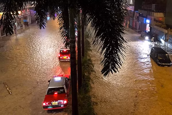Hong Kong cũng chịu lượng mưa lớn nhất trong 140 năm. Ảnh: Matt Surrusco/ AFP.