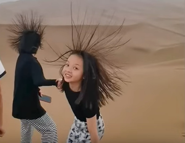 Tóc càng dài càng dễ dựng lên. Ảnh: Newsflare. Tóc càng dài càng dễ dựng lên. Ảnh: Newsflare.