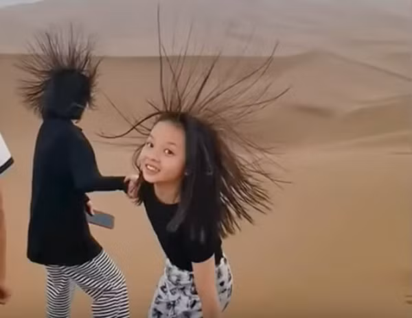 Tóc càng dài càng dễ dựng lên. Ảnh: Newsflare.
