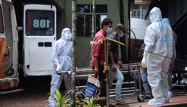 Nhân viên y tế mặc đồ bảo hộ khi tiếp xúc với người nghi nhiễm virus Nipah. Ảnh: Yahoo! News. Nhân viên y tế mặc đồ bảo hộ khi tiếp xúc với người nghi nhiễm virus Nipah. Ảnh: Yahoo! News.
