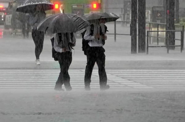 Mưa to ở đảo Kyushu (Nhật Bản). Ảnh: Franck Robichon/ EPA.