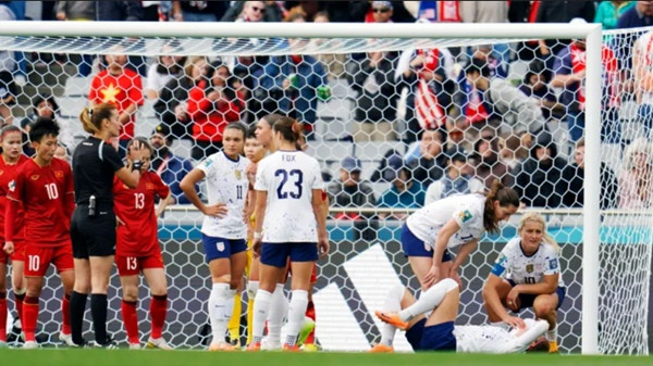 Giờ đây, bất kỳ chút thời gian không thực sự thi đấu nào trên sân cũng được (bị) cộng vào thời gian bù giờ. Ảnh: Abbie Parr/ AP.