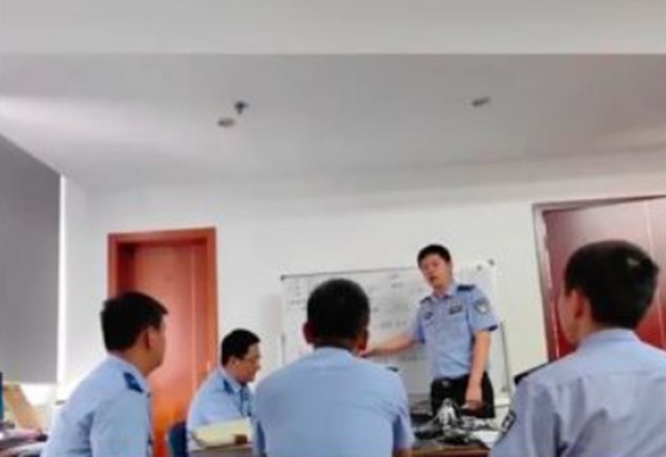 Cảnh sát đang nói về vụ việc của Guan. Ảnh: Weibo. Cảnh sát đang nói về vụ việc của Guan. Ảnh: Weibo.