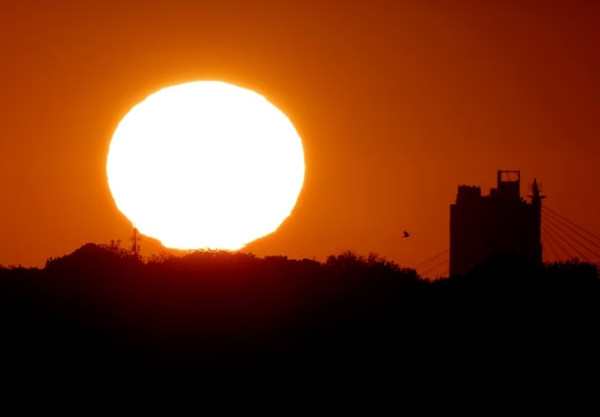 Mặt Trời sắp lặn vào một ngày Thu phân ở thành phố Kansas (bang Missouri, Mỹ). Ảnh: Charlie Riedel/ AP. Mặt Trời sắp lặn vào một ngày Thu phân ở thành phố Kansas (bang Missouri, Mỹ). Ảnh: Charlie Riedel/ AP.