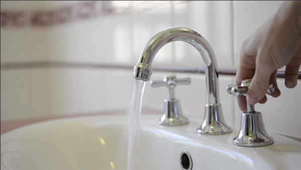 Cặp đôi mở các vòi nước trong nhà, cho chảy suốt 25 ngày. Ảnh minh họa: iStock