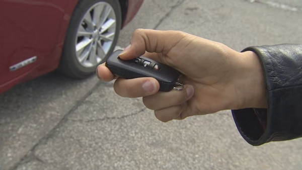 Những tên cướp lấy cả chìa khóa xe của nạn nhân. Ảnh minh họa: CBC. Những tên cướp lấy cả chìa khóa xe của nạn nhân. Ảnh minh họa: CBC.