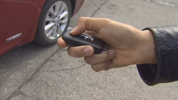 Những tên cướp lấy cả chìa khóa xe của nạn nhân. Ảnh minh họa: CBC.