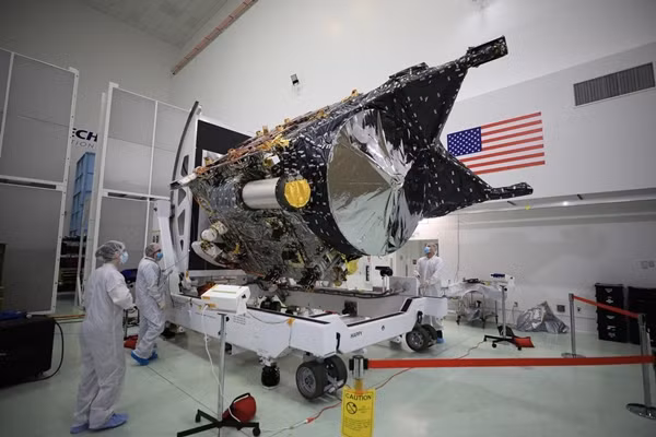 Tàu vũ trụ để khám phá Psyche đang được chuẩn bị. Ảnh: Ben Smegelsky/ NASA.
