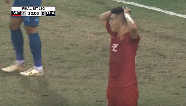 Tiến Linh ngơ ngác khi bàn thắng không được công nhận. Ảnh: YouTube. Tiến Linh ngơ ngác khi bàn thắng không được công nhận. Ảnh: YouTube.