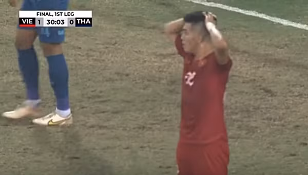 Tiến Linh ngơ ngác khi bàn thắng không được công nhận. Ảnh: YouTube.