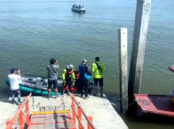 Đội cứu hộ tìm kiếm ở gần nơi chiếc thuyền bị lật vào hôm qua, 13/8. Ảnh: Chaiwat Satyaem/ Bangkok Post.