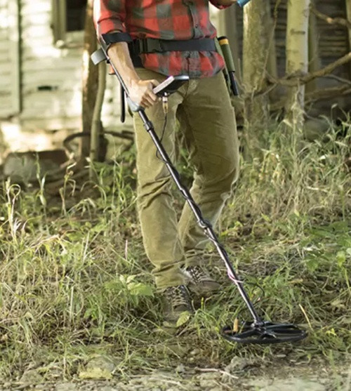 Người này chỉ dùng máy dò kim loại ở tầm giá rẻ. Ảnh: Minelab.