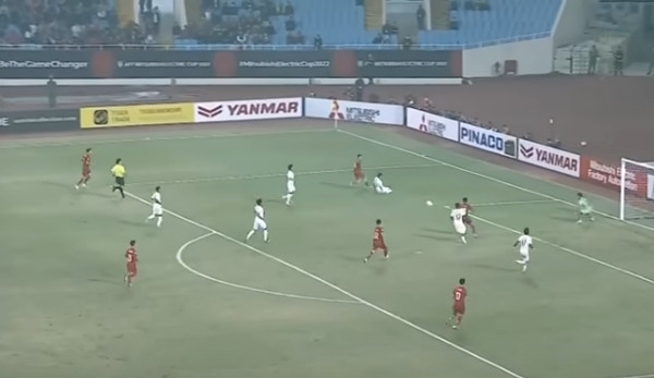 Văn Quyết không sút mà chỉ chuyền. Ảnh: YouTube.