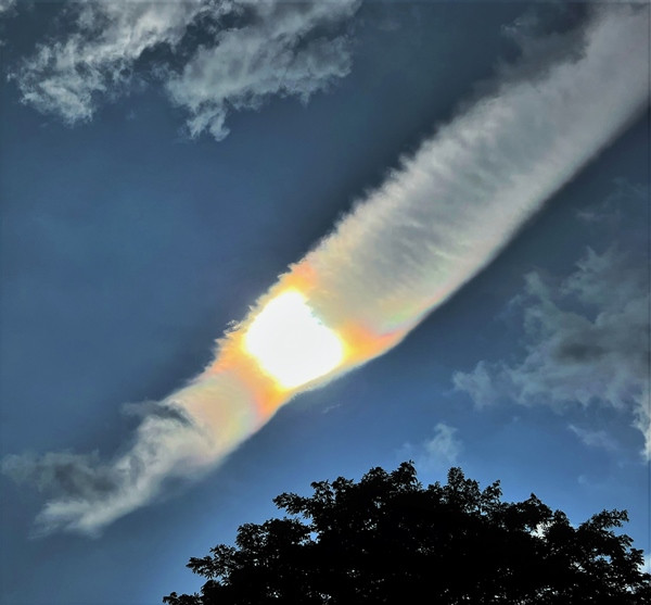 Khi Mặt Trời nấp sau dải mây. Ảnh: Andrew Teo. Khi Mặt Trời nấp sau dải mây. Ảnh: Andrew Teo.