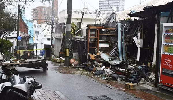 Nhà cửa bị hư hại ở Naha (Okinawa, Nhật Bản) vào ngày 2/8 do bão Khanun. Ảnh: Kyodo News via AP.