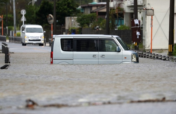 Một chiếc ô tô bị bỏ lại giữa đường ngập ở Okinawa (Nhật Bản) vào ngày 6/8. Ảnh: Shinnosuke Kyan/ Mainichi. Một chiếc ô tô bị bỏ lại giữa đường ngập ở Okinawa (Nhật Bản) vào ngày 6/8. Ảnh: Shinnosuke Kyan/ Mainichi.
