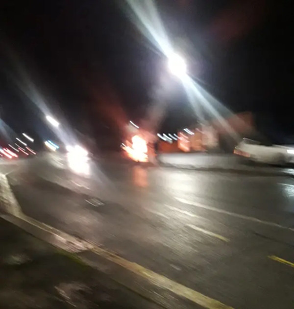 Chiếc taxi bị cháy ở ven đường. Ảnh: MEN Media. Chiếc taxi bị cháy ở ven đường. Ảnh: MEN Media.