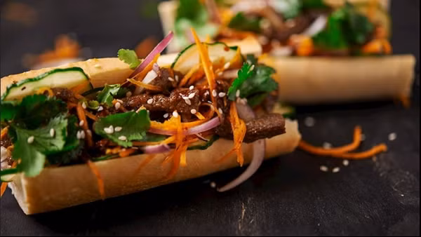 Món bánh mỳ của Việt Nam. Ảnh: TasteAtlas.