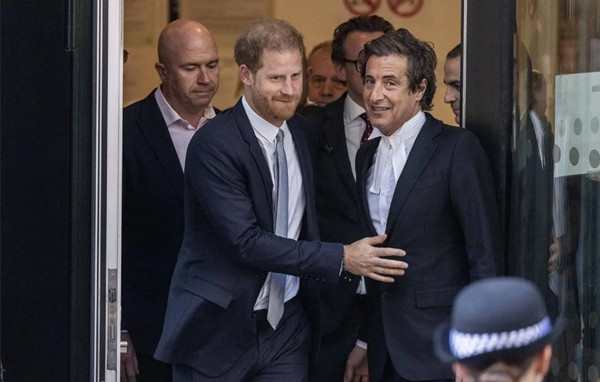 Harry có vẻ có tâm trạng tốt sau một buổi làm việc ở tòa án. Ảnh: MEGA.
