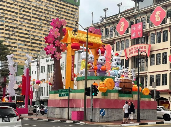 Nhiều người vẫn thích chụp ảnh những chú thỏ khổng lồ. Ảnh: MSNews. Nhiều người vẫn thích chụp ảnh những chú thỏ khổng lồ. Ảnh: MSNews.