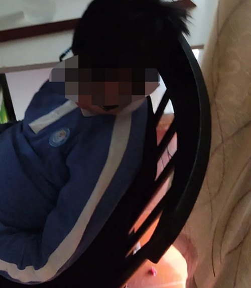 Chơi game lâu vừa mỏi vừa buồn ngủ, nhưng cứ ngủ thì lại bị bố gọi dậy chơi tiếp. Ảnh: Douyin. Chơi game lâu vừa mỏi vừa buồn ngủ, nhưng cứ ngủ thì lại bị bố gọi dậy chơi tiếp. Ảnh: Douyin.