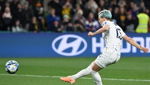 Rapinoe - ngôi sao của ĐT nữ Mỹ - sút hỏng quả penalty quan trọng. Ảnh: William West/ AFP. Rapinoe - ngôi sao của ĐT nữ Mỹ - sút hỏng quả penalty quan trọng. Ảnh: William West/ AFP.