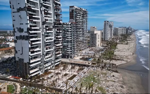 Những tòa nhà bị siêu bão Otis gây hư hại nặng ở thành phố Acapulco (Mexico). Ảnh: Rodrigo Oropeza/ AFP - Getty Images.