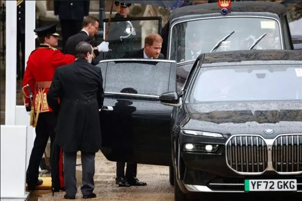 Harry nhanh chóng rời đi sau khi dự Lễ Đăng Quang của cha mình tại Anh. Ảnh: Lafargue Raphael/ ABACA/ REX/ Shutterstock. Harry nhanh chóng rời đi sau khi dự Lễ Đăng Quang của cha mình tại Anh. Ảnh: Lafargue Raphael/ ABACA/ REX/ Shutterstock.