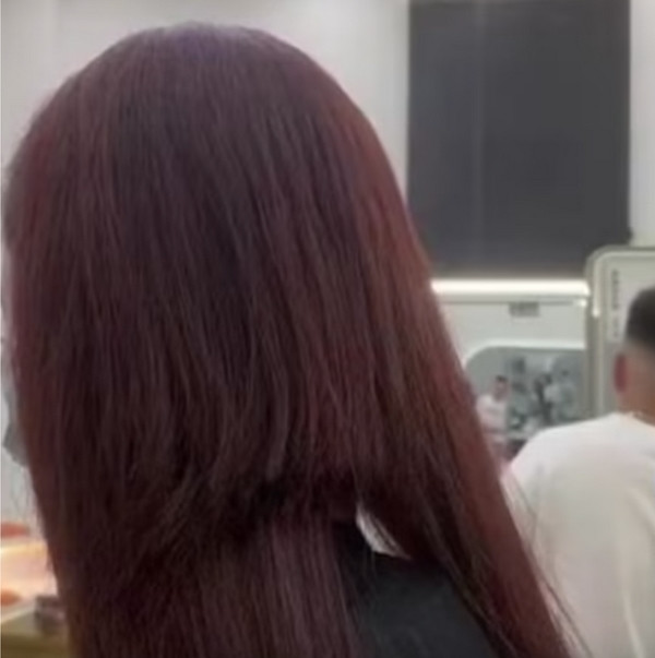 "Tác phẩm" của thợ cắt tóc nhí. Ảnh: 8World. "Tác phẩm" của thợ cắt tóc nhí. Ảnh: 8World.