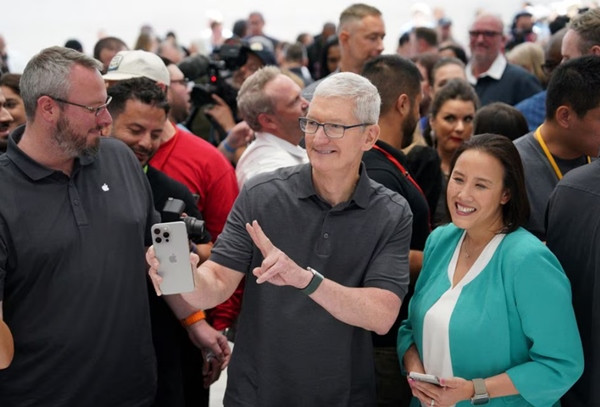 Tim Cook, CEO của Apple, cầm một chiếc iPhone 15 Pro. Ảnh: Loren Elliott/ Reuters. Tim Cook, CEO của Apple, cầm một chiếc iPhone 15 Pro. Ảnh: Loren Elliott/ Reuters.