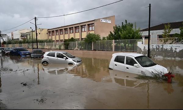 Ô tô trên một con đường ngập lụt ở thành phố Volos, miền Trung Hy Lạp, vào ngày 6/9. Ảnh: SAKIS MITROLIDIS/ AFP. Ô tô trên một con đường ngập lụt ở thành phố Volos, miền Trung Hy Lạp, vào ngày 6/9. Ảnh: SAKIS MITROLIDIS/ AFP.