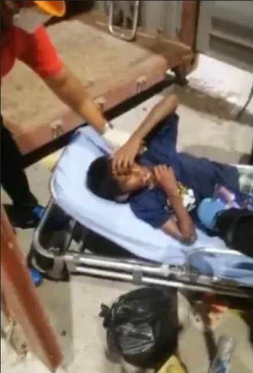 Cậu bé được đưa vào bệnh viện. Ảnh: Twitter.