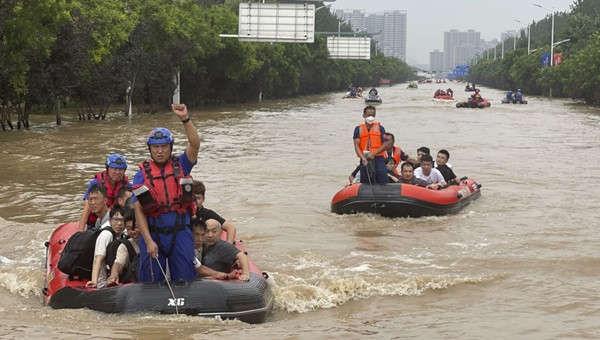 Người dân được đưa đi sơ bán bằng thuyền cao su giữa nước ngập ở Hà Bắc (Trung Quốc). Ảnh: AP. Người dân được đưa đi sơ bán bằng thuyền cao su giữa nước ngập ở Hà Bắc (Trung Quốc). Ảnh: AP.