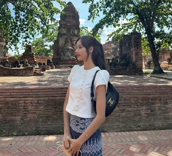 Đẹp kín đáo và dịu dàng. Ảnh: Instagram.