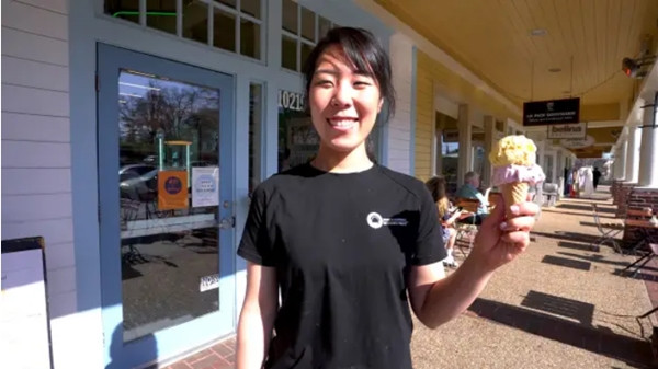 Annie đứng bên ngoài quán kem của nhà mình ở Maryland. Ảnh: CNBC. Annie đứng bên ngoài quán kem của nhà mình ở Maryland. Ảnh: CNBC.