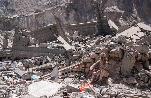 Các đội cứu hộ và những người còn sống vẫn đang cố gắng tìm kiếm các nạn nhân của trận động đất ở Ma-rốc. Ảnh: AP.