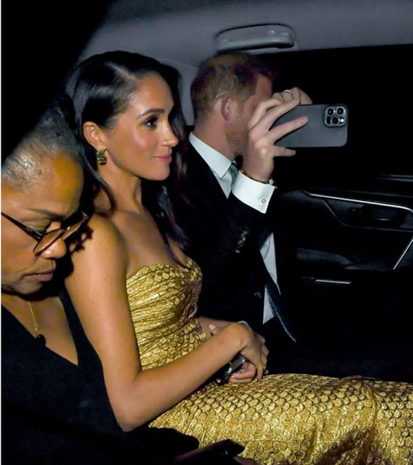 Vợ chồng Harry - Meghan và mẹ của Meghan trên ô tô. Ảnh: Backgrid.