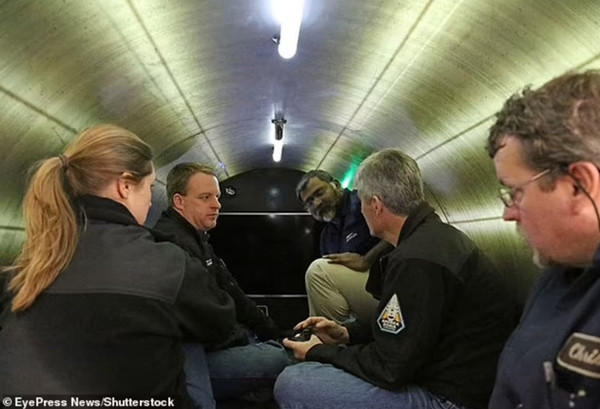 Hành khách ngồi trong tàu Titan trong một chuyến thám hiểm khác do OceanGate tổ chức. Ảnh: EyePress News/ Shutterstock. Hành khách ngồi trong tàu Titan trong một chuyến thám hiểm khác do OceanGate tổ chức. Ảnh: EyePress News/ Shutterstock.