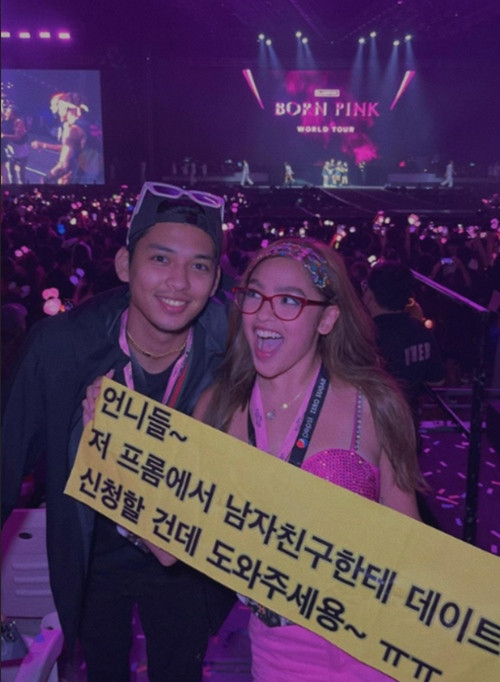 Andrea cầm tấm bảng nhờ BLACKPINK giúp mình mời người yêu đi dự prom vào tháng 3 năm nay. Ảnh: Instagram. Andrea cầm tấm bảng nhờ BLACKPINK giúp mình mời người yêu đi dự prom vào tháng 3 năm nay. Ảnh: Instagram.