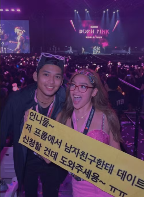 Andrea cầm tấm bảng nhờ BLACKPINK giúp mình mời người yêu đi dự prom vào tháng 3 năm nay. Ảnh: Instagram.
